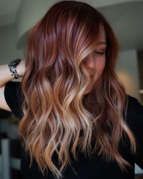 Women With Long Hair, Long Hairstyles For Women, Blonde Ends, Red Blonde Hair, Haircuts For Long Hair With Layers, Hair Blond, Ombre Hair Blonde, Long Dark Hair, Hair Flip