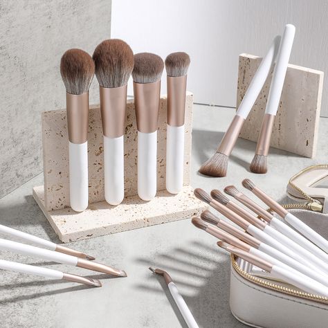 Makeup Brushes Photography, Custom Makeup, Brand Photography Inspiration, White Makeup, Makeup Pro, Fancy Makeup, Mini Makeup, Makeup Game, Professional Makeup Brushes