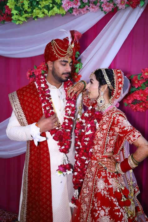 Kapal Photo Shadi, Jay Mala For Wedding, Capal Photo Sadi, Sadi Pose Indian Fashion, Couple Wedding Dress Indian Hindu, Dulhan Photo, Wedding Dulhan Pose, शादी की तस्वीरें, Haldi Ceremony Outfit