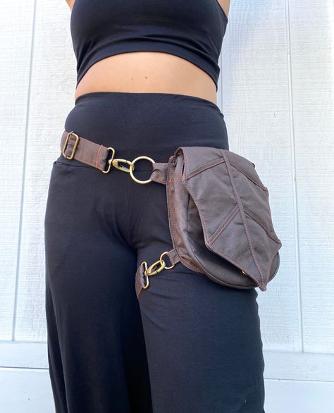 This is the elven, fairy satchel dream. A completely adjustable belt, this has a small strap which can attach to the leg the other around the waist. Your can also extend the waist strap and create a cross body small purse. ALL have silver hardware except for the brown, which is brass.If you are petite you may use the leg strap for your waist and then wrap the leg strap twice around the leg.This is the perfect belt and our newest and best creation :)Measurements: (bag and belt) S/M- 30"-44"(which means that it is on the larger size and if worn on hip must have hip 29" minimum) M/L- 32"-48"(which means that it is on the larger size and if worn on hip must have hip 31" minimum) L/XL- 38"-58" (which means that it is on the larger size and if worn on hip must have hip 38" minimum)The leg strap Fashion Utility Belt, Leg Satchel, Thigh Purse, Purse Patterns To Sew, Hip Satchel, Leg Pouch, Elven Fairy, Halloween Costum, Hip Purse