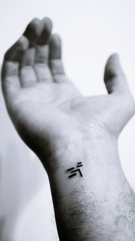 Kleine Tattoos Männer - 70 einzigartige Ideen, Symbolik und neueste Trends Meaningful Signs Tattoo, Men Minimalist Tattoo Ideas, Happy Tattoo Ideas For Men, Minimalist Wrist Tattoo, Bodhi Tattoo, Aum Tattoo, Meaningful Tattoos For Men, Minimalist Tattoo Meaning, Minimalistic Tattoo