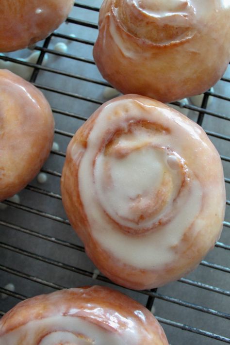 Cinnamon Roll Doughnut, Donut Shop Cinnamon Rolls, Cinnamon Twist Donut Recipe, Blueberry Yogurt Muffins, Doughnut Recipe Easy, Cinnamon Twists, Donuts Recipe, Homemade Donuts, Doughnut Recipe