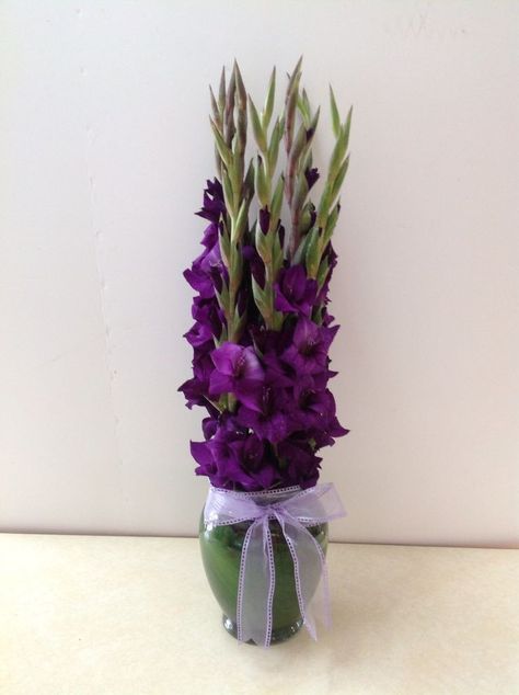 Flower Gladiolus, Flower Ikebana, Floral Therapy, Floral Art Arrangements, Gladiolus Flower, Large Flower Arrangements, Modern Floral Design, Gladioli, Church Flowers