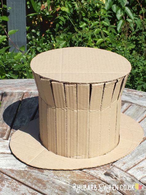 You can make an awesome Willy Wonka style top hat out of an old cardboard box! Festival Costumes Diy, Mad Hatter Diy Costume, Willy Wonka Halloween, Willy Wonka Costume, Chocolate Factory Party, Charlie Chocolate Factory, Wonka Chocolate Factory, Willy Wonka Party, Wonka Chocolate