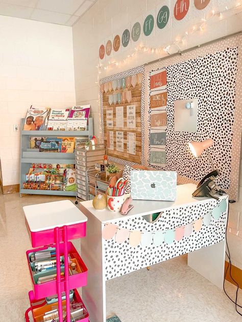 Create a Personalized and Stylish Teacher Desk Area - 7 Stunning Ideas - Shayna Vohs Elemtary Classroom, Earth Tones Classroom Decor, Modern Calm Color Classroom, Pre K Special Education Classroom, Classroom Asthetic Picture, Preppy Teacher Classroom, Classrooms Aesthetic, Preppy Classroom Decor, Elementary Classroom Decor Themes Ideas