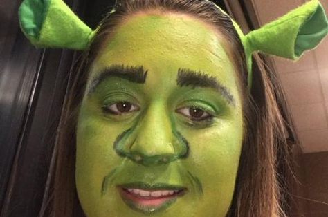 Teen pulled over while wearing 'Shrek' makeup Shrek Makeup Ideas, Face Painting Ideas Halloween, Funny Makeup Looks Hilarious, Bad Makeup Looks, Funny Makeup Ideas, Cursed Makeup, Face Makeup Costume, Shrek Face Paint, Funny Makeup Looks