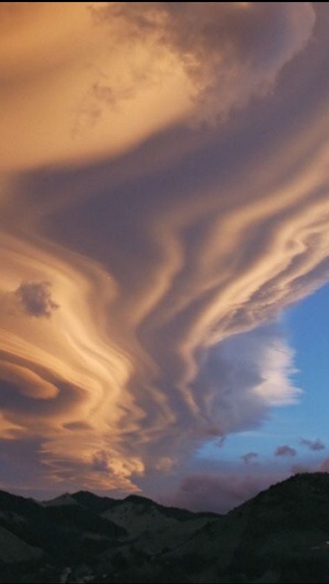 Lenticular Ribbon Clouds: Tarurua Range, New Zealand. I'm not sure if conditions for crazy lenticular action are riper in New Zealand than elsewhere, but I'd definitely believed it based on this photo. This photo seems like another candidate for the proposed "UNDULATUS ASPERATUS" classification. Lenticular Clouds, Night Sky Photography, Mont Fuji, Cloud Photos, Chateau France, Starry Night Sky, Natural Phenomena, Sky And Clouds, Beautiful Sky