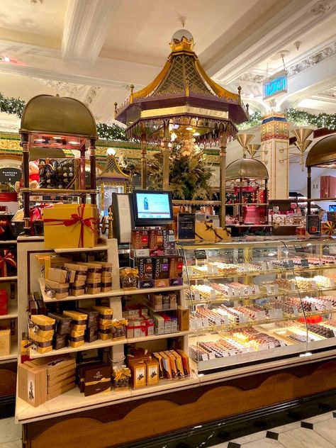 ULTIMATE GUIDE TO HARRODS FOOD HALL LONDON Harrods Food Hall, Foccacia Bread, Harrods Christmas, London With Kids, Harrods London, Girl Trip, Pasta Bar, Food Hampers, Store Food