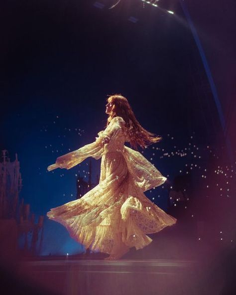 Florence The Machine Aesthetic, Florence Welsh, Dance Fever, American Dance, Florence And The Machine, Daisy Jones, Florence Welch, Florence The Machines, Body Reference Poses