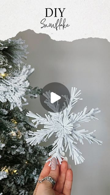 Christmas Tree With Stars, Snowflake Diy Decorations, Diy Snowflake Ornaments, Winter Wonderland Aesthetic, Diy Snowflake Decorations, Snowflake Ornaments Diy, Diy Snowman Decorations, Diy Christmas Snowflakes, Diy Snowflake