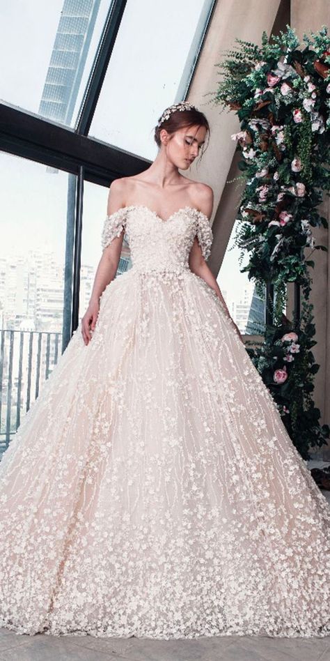 Vestidos de noiva ♡♡ Wedding Dresses Ball Gown Princess, Romantic Princess, Herb Ritts, Princess Bridal, Ball Gowns Princess, Wedding Dress Guide, Mandala Tattoo Design, Tony Ward, Princess Ball Gowns