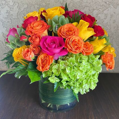 Fiesta Flower Arrangements, Hortensia Wedding, Yellow Spray Roses, Color Roses, Green Hydrangea, Flower Vase Arrangements, Flower Arrangements Simple, Stunning Style, Rose Arrangements