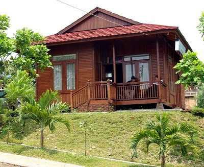 Contoh Model Rumah Idaman Sederhana Di Desa Paling Bagus - Tinggal di desa bukan berarti harus tinggal di rumah yang sempit, kotor dan bau. Desa bukanlah tempat yang seperti itu, meski terdengar kampung tetapi desa adalah tempat yang indah untuk dihuni. Banyak orang yang lebih suka tinggal di desa dari pada di kota, ada beberapa Clasic Houses, Wood House Design, A Frame Cabin Plans, Asian House, Modern Tropical House, Wooden House Design, Trendy Interior Design, Affordable House Plans, Rest House