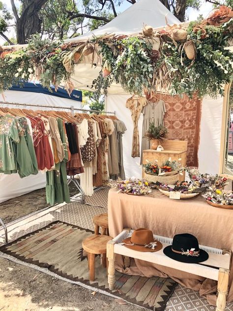 Modern Pop Up Shop, Popup Booth Display, Boho Farmers Market Booth, Boho Store Decor, Clothes Booth Display, Clothes Booth Design, Popup Market Booth, Aesthetic Vendor Booth, Market Booth Backdrop