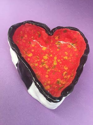 Kim & Karen: 2 Soul Sisters (Art Education Blog): Heart Pinch Pots - Happy Valentine's Day http://2soulsisters.blogspot.com/2017/02/heart-pinch-pots-happy-valentines-day.html Heart Pinch Pot Ideas, Heart Pinch Pot, Valentines Art Lessons, Art Lesson Plans Middle School, Amazing Ceramics, Valentine Hearts Art, Clay Pinch Pots, Spring Arts And Crafts, Clay Projects For Kids