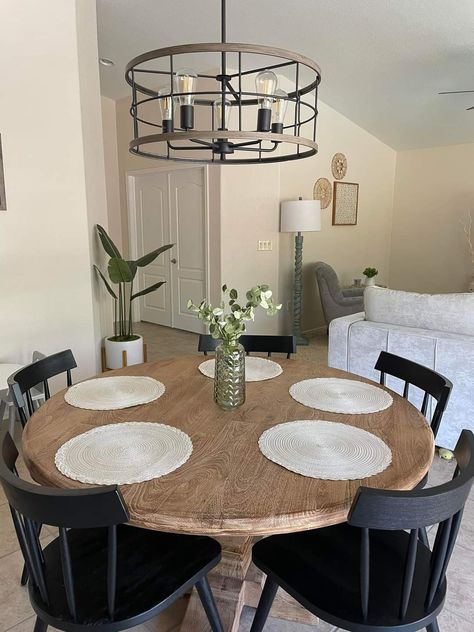 Minimalist Kitchen Dining Room, Kitchen Table Decor Small Spaces, Modern Boho Dining Room Round Table, Circular Kitchen Table Decor, Breakfast Table In Living Room, Home Decor Ideas Dining Room Table, Boho Round Dining Table Decor, Small Round Table Decor Dining, Round Dining Table Styling Wood