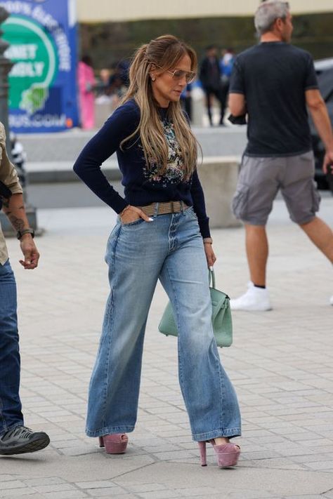 Honeymoon In Paris, Jennifer Lopez Outfits, Honeymoon Wardrobe, Jennifer Lopez And Ben Affleck, Jean Wide Leg, J Lo Fashion, Jennifer Lopez Jeans, Low Jeans, Plus Zise