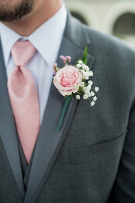 Blush and White Summer Virginia Wedding | Blush Carnation Boutonniere #MariaGracePhotography #Carnation #PinkCarnation #Boutonniere #BoutonniereIdeas #PinkWedding #BlushWedding Buttonierre Wedding, Soft Pink Boutonniere, Pink Boutineer Ideas, Boutinneres Wedding, Light Pink Boutonniere, Carnation Buttonhole, Carnation Bouquet Wedding, Blush Wedding Boutonniere, Carnation Corsage