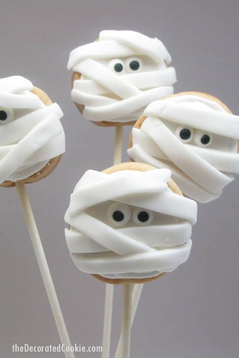 Halloween mummy cookies on a stick -- fun food idea for Halloween Halloween Mummy Cookies, Mummy Treats, Halloween Food Snacks, Biscuits Halloween, Mummy Cookies, Easy Halloween Snacks, Spider Cupcakes, Fun Halloween Treats, Cookie Sticks