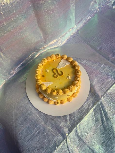 Shades of yellow vintage cake Leo zodiac symbol clouds artsy sunset vibes aesthetic Leo Season Cake, Vintage Piping Cake, Piping Cake, Marble Chocolate, Scorpio Rising, Leo And Scorpio, Vibe Aesthetic, Leo Season, Strawberry Filling