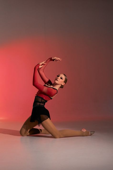 Dance Photography Contemporary, Sassy Jazz Dance Poses, Lyrical Poses, Jazz Dance Poses For Pictures, Dance Pictures Poses, Jazz Dance Poses, Group Photo Poses, Dance Pose, Dance Picture Poses