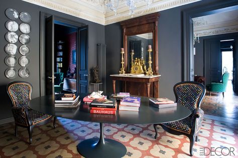 Apartment in Sicily by Jerry Maggi & Mehall Griffey Interiors - ELLE DECOR, photo by photography by Gianni Franchellucci Saarinen Table, Italian Interior Design, Italian Interior, Tulip Table, Casa Vintage, Italian Home, Dark Walls, Eero Saarinen, Book Stack