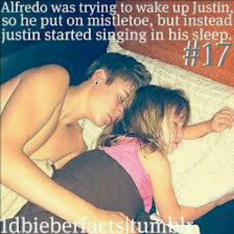 Awww Justin Bieber Sleeping, Justin Bieber Family, Justin Bieber Imagines, All About Justin Bieber, Canadian Boys, Lil Sister, Love Justin Bieber, Justin Beiber, Older Brother