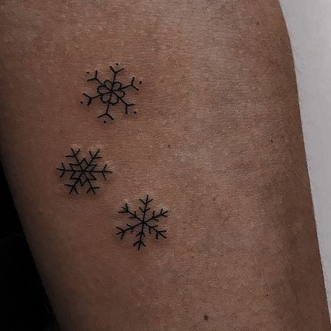 Kill Switch Tattoo, Winter Tattoos For Women, Snowflake Hand Tattoo, Snow Tattoo Ideas, Holiday Tattoo Ideas, December Tattoos Ideas, Christmas Tattoo Flash, Frost Tattoo, Winter Tattoos