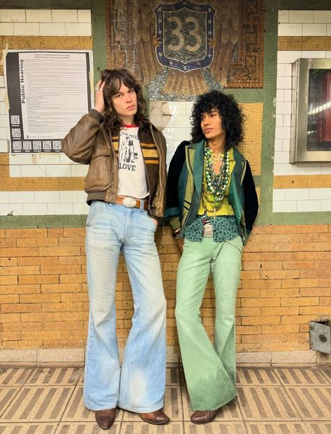 70s Uk Fashion, Actual 70s Outfits, 70s Outfits Couples, 70s Couple Outfit, 70s Outfits Jeans, Punk Outfits 70s, Soulful Outfits, 80s Maximalism Fashion, 70s Queer Fashion