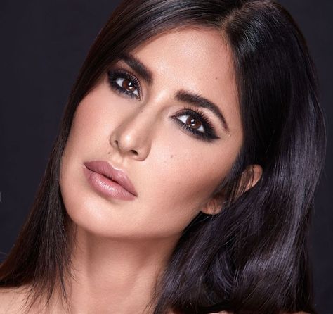 801.9 k mentions J’aime, 3,448 commentaires - Katrina Kaif (@katrinakaif) sur Instagram : "Get the Iconic Smokey Eye Look with @kaybykatrina  Step 1: Use the High Drama Smokey Kajal on your…" Makeup Essentials For Beginners, Club Makeup, Smokey Eye Look, Indian Eyes, Voluminous Mascara, Katrina Kaif Photo, Blusher Brush, Natural Face Skin Care, Beauty Marketing