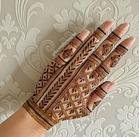 Aesthetic Mehndi Designs, Mehndi Arabic, Aesthetic Mehndi, Hand Mehndi Designs, Mehndi Designs Simple, Eid Mehndi, Mehndi Outfit, Back Hand Mehndi, Floral Henna