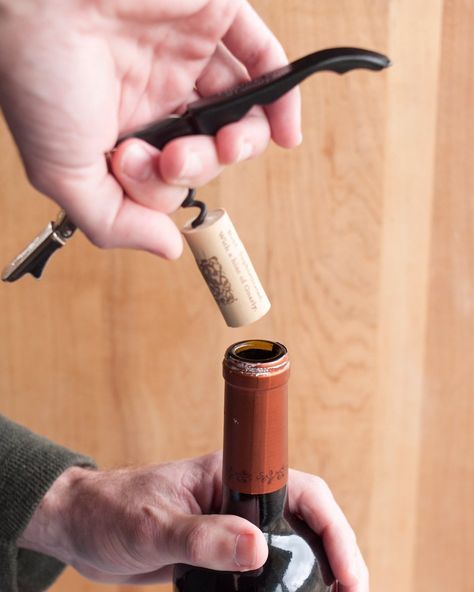 Simple and elegant....How To Open a Bottle of Wine Using a Wine Key Corkscrew Wine Bootle, Wine Pull, Wine Key, Wine Knowledge, A Bottle Of Wine, Wine Night, Wine Bottle Opener, Wine O Clock, Bottle Of Wine