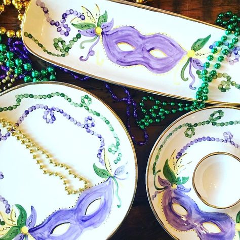 Sneak Peek! Mardi Gras 2019🍾🥂🎼 We are getting ready for Mardi Gras and will debut all of our goodies on 12th Night which is Jan 6th! Laissez Les Bons Temps Rouler ❤️❤️👏👏🎷🎺🎉 Mardi Gras Wedding, Bread Tray, New Orleans Mardi Gras, Mardi Gras Carnival, Mardi Gras Decorations, Mardi Gras Mask, Carnival Masks, Hand Painted Ceramic, Oval Platter