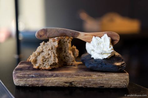 The old Kadeau bread with whipped butter! Serve Bread Presentation, Bread Serving Ideas Restaurant, Bread And Butter Serving Ideas, Bread Presentation, Restaurant Bread, Bread Service, Rustic Food, Plate Presentation, Wooden Dishes