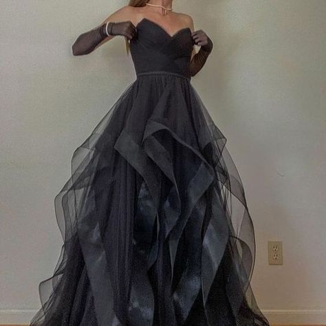 Masquerade Ball Aesthetic Dress, Masquerade Dresses Long, Aesthetic Masquerade Dress, Elegant Masquerade Dress, Masquerade Gowns Elegant, Masquerade Outfit Ideas For Prom, Aesthetic Prom Dress Korean, Masquerade Dress Aesthetic, Masquerade Outfit Ideas Black