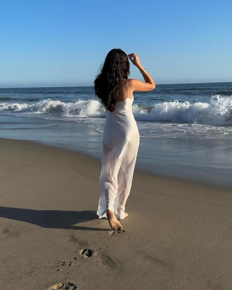 serenity: the ocean, warm sun, soft sand, and the sound of the waves. Soft Summer Aesthetic, Aesthetic Beach Photos, Gergana Ivanova, Woman Resting, Sea Siren, Photography Posing Guide, Posing Guide, Soft Summer, Beach Poses