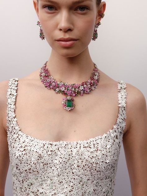 Lux Lifestyle, Dior 2023, Haute Couture Jewelry, Victoire De Castellane, Bridal Necklace Designs, Expensive Jewelry Luxury, Stones Necklace, Christian Dior Couture, Maria Grazia