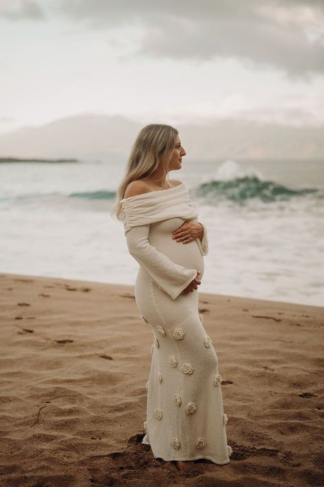 Capture the magic of your maternity journey with a dreamy Maui photoshoot, surrounded by Hawaii’s stunning landscapes! From outfit ideas to beautiful location tips, these Hawaii maternity photo shoot ideas will make your family photos feel warm, personal, and effortlessly memorable. Book Rodrigo for your beach family photos or coastal maternity photos at rodrigomoraesphotography.com. Don’t forget to save this pin for later! Winter Beach Maternity Photos, Maui Photoshoot, Maternity Beach Photos, Photos In Hawaii, Maternity Photo Shoot Ideas, Maternity Photography Beach, Beach Maternity Photos, Maui Photographers, Maternity Photo Shoot