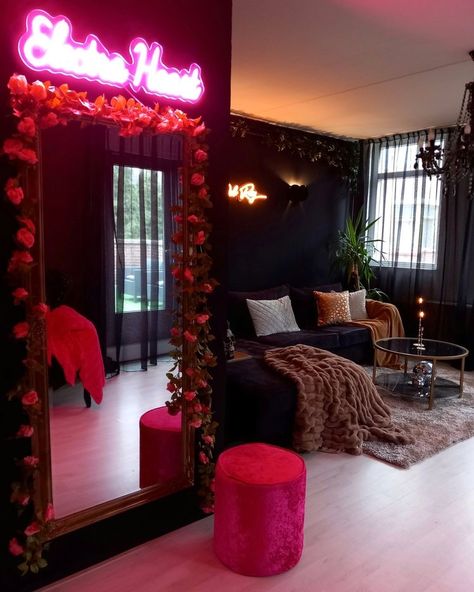 Stylish Bathroom Decor, Black Vintage Bedroom Ideas, Luxury Colorful Living Room, Edgy Maximalist Decor, Maximalist Decor Living Room Vintage, House Decor Themes Interior Design, Small Apartment Accent Wall, Pink And Red Room Aesthetic, Vibey Apartment Living Room Aesthetic