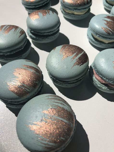 Blue And Gold Macarons, Disco Macarons, Macaron Decoration Ideas, Wedding Cake Cocktail, Macaron Designs, Robin Egg Blue Wedding, Macaron Decoration, Blue Macarons, Gold Macarons