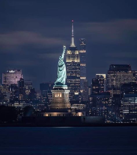 Skyscraper New York, Nyc At Night, New York Statue, Visit New York, I ❤ Ny, Visual Development, New York State, Empire State Building, Trip Planning