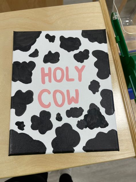 Cow Print Sign Ideas, Cow Print Decor Diy, Cow Print Craft Ideas, Cow Print Painting Ideas On Canvas, Cute Country Drawings Easy, Simple Country Painting Ideas, Cow Print Parking Spot, Preppy Painting Ideas Easy Simple, Cow Paintings Easy