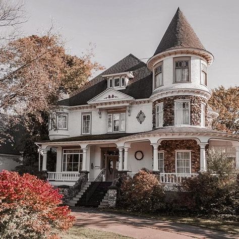 The Victoria | Hewson House on TikTok Small Victorian House Exterior, Modern Victorian House Exterior, Victorian Mansion Exterior, Victorian Homes Aesthetic, Victorian House Aesthetic, Small Victorian Homes, Small Victorian House, Modern Victorian House, Victorian Tiny House