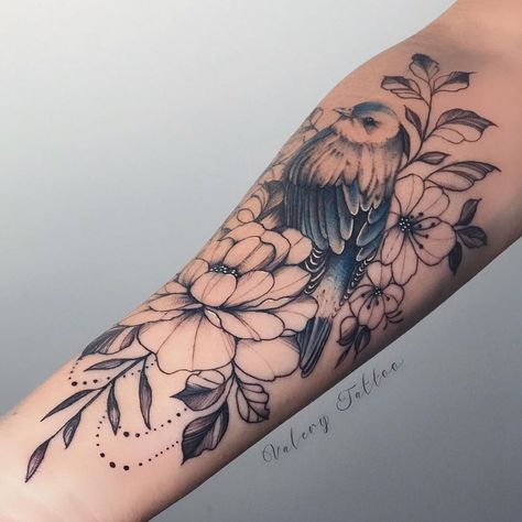 Valery Tattoo on Instagram: “Loovveee #birdtattoo 🖤 séance de 2h30” Bird And Flower Tattoo, Bird Tattoo Sleeves, Matching Bff Tattoos, Tiny Bird Tattoos, Left Arm Tattoos, Bird Tattoo Wrist, Flower Wrist Tattoos, Beautiful Flower Tattoos, Upper Arm Tattoos