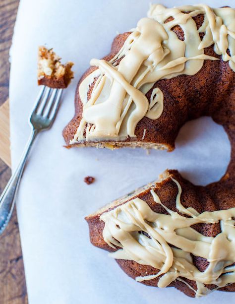 Spiced Apple and Banana Bundt Cake with Vanilla Caramel Glaze - Apple cake meets banana bread with a to-die-for glaze! Best.ever. Apple And Banana, Banana Bundt Cake, Banana Bundt, Banana Bread Cake, Apple Fritter Bread, Caramel Icing, Averie Cooks, Apple Fritter, Homemade Vanilla Extract