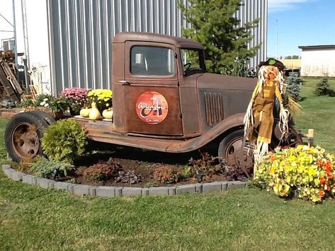 Truck Yard Art, Truck Garden, Truck Photography, Tractor Decor, Car Yard, Car Garden, Country Garden Design, Rustic Wood Doors, Truck Decor