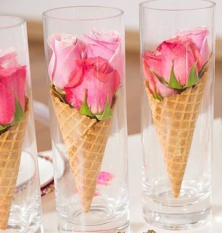 Roses in Ice Cream Cones as Centerpieces Summer Table Decorations, Tafel Decor, Ice Cream Social, Summer Tables, Ice Cream Cones, Adult Birthday Party, Ice Cream Party, An Ice Cream, Deco Floral