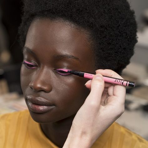 Backstage at Dior's Fall 2018 show, where makeup artist Peter Philips used new colorful liquid liners on the eyes. Pink Eyeliner, Ulzzang Makeup, White Eyeliner, Brown Eyeliner, Basic Makeup, Colored Eyeliner, Dior Makeup, Brown Eyeshadow, Pink Eyeshadow