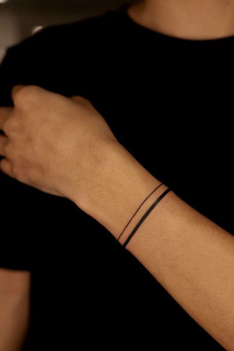 Wrist Tattoo Band, Fine Line Tattoo Wrist, Minimal Wrist Tattoo, Wrist Band Tattoos, Fine Line Tattoo Arm, Tattoo Pols, Pols Tattoo, Tattoo Arm Band, Armband Tattoo Meaning