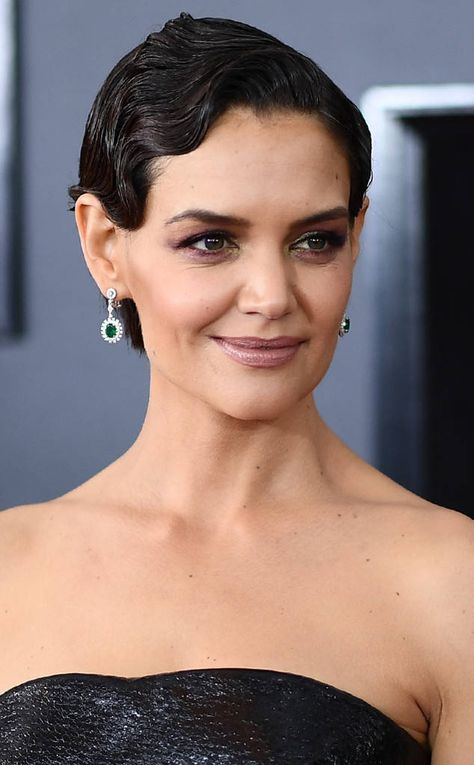 Katie Holmes from Best Beauty at the Grammy Awards 2018 The actress reasserts the beauty of finger waves with her short haircut. Pixie Finger Waves, Flapper Hair Short, Finger Waves Pixie Cut, 1920s Hairstyle, Vintage Short Hair, Facial Shapes, Finger Waves Short Hair, Hair Photoshoot, Flapper Hair